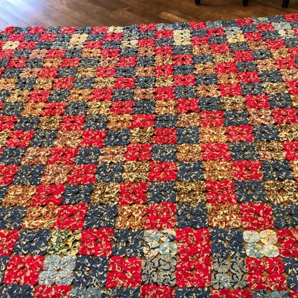 Antique Yo-yo Quilt, Suffolk Puff Coverlet Popcorn Quilt (appx 96”x90”)
